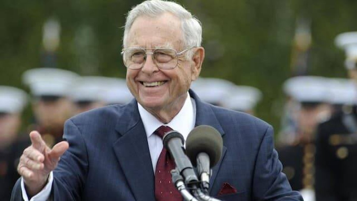 El almirante y senador Denton, durante un acto público.