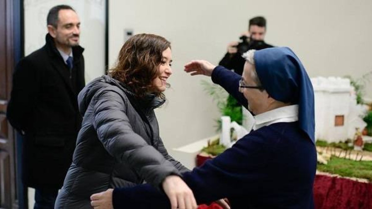 Isabel Díaz Ayuso saluda efusivamente a una religiosa en una imagen de archivo