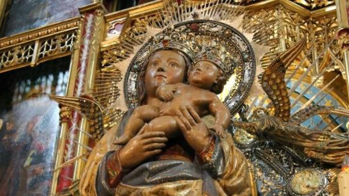 Imagen de la Virgen de la Almudena, patrona de la diócesis de Madrid, en la catedral de la misma advocación
