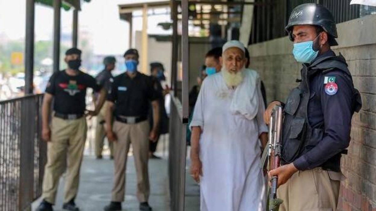 Guardias vigilan un juzgado de Peshawar, Pakistán, durante un juicio anterior por un caso de blasfemia