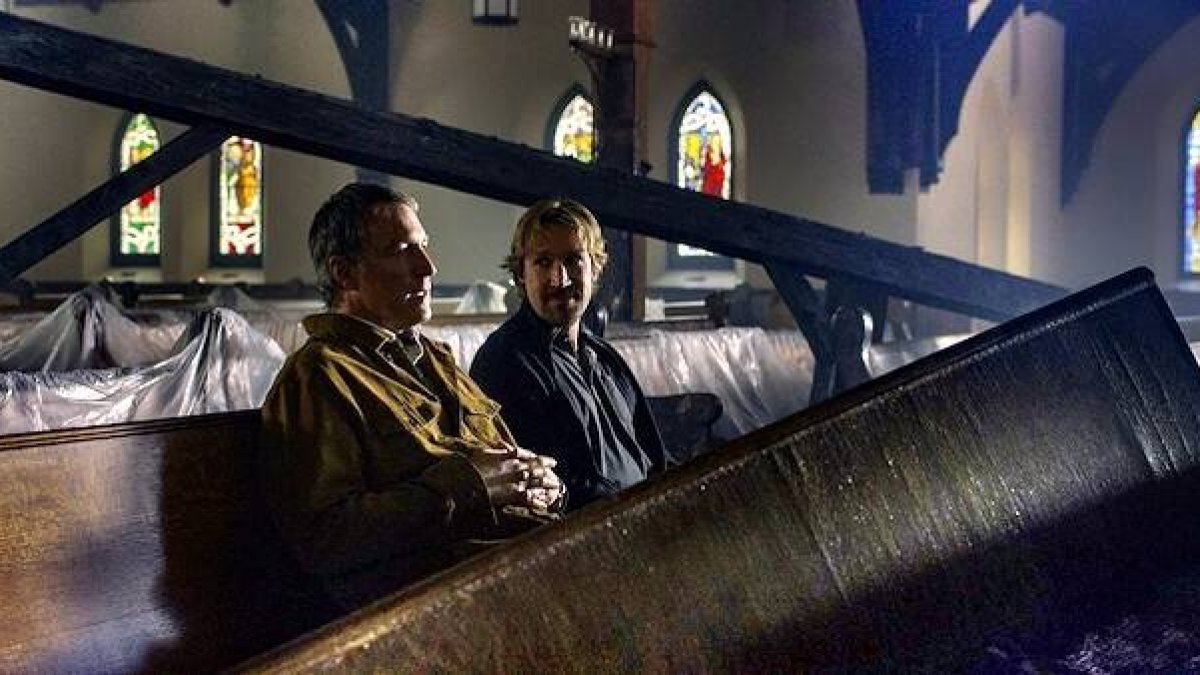 Un pastor (David A.R. White, a la derecha), en su templo destruido durante una polémica laicista. Es una escena de la tercera película de la saga «Dios no está muerto».