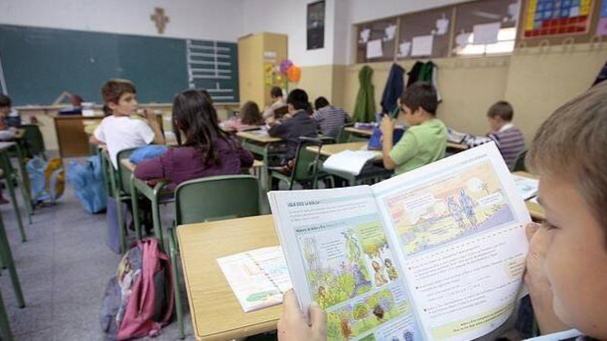 Activistas laicistas y la misma Generalitat usan mil trucos para torpedear la asignatura de religión en Cataluña