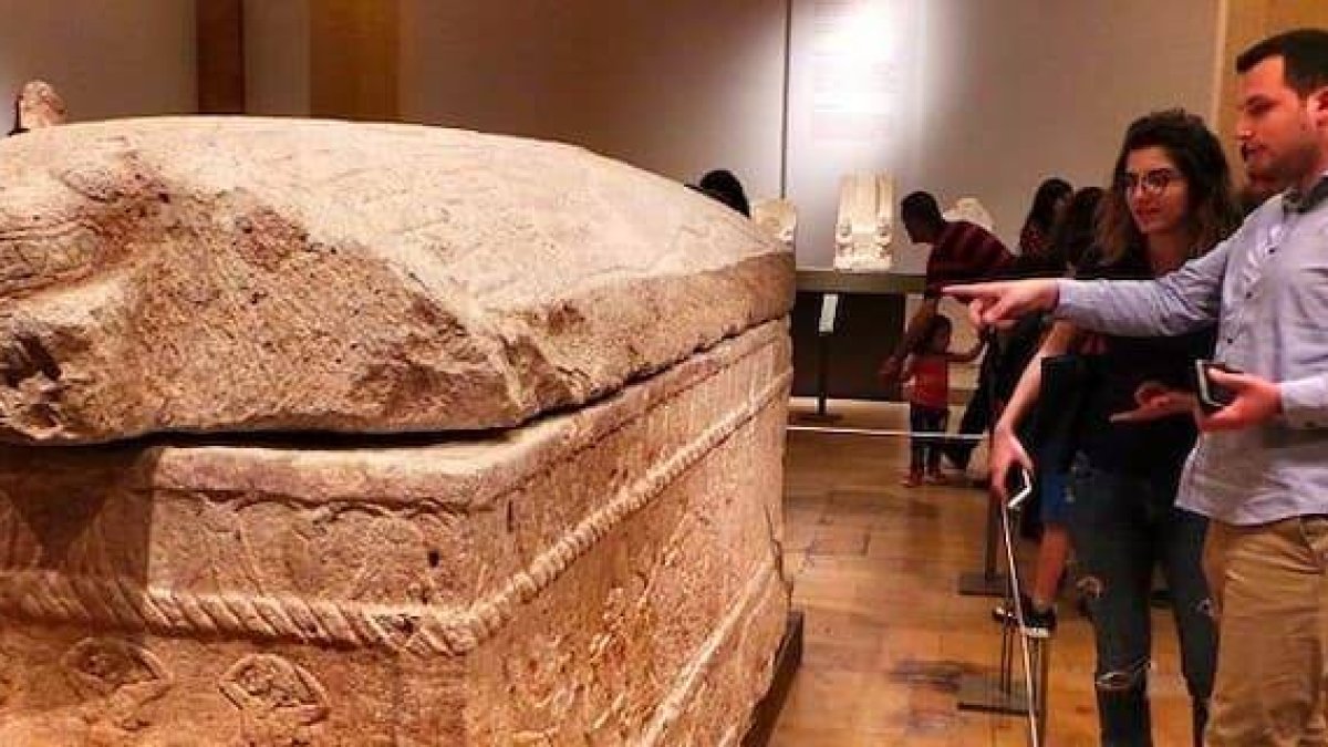 El sarcófago del rey Ahiram contiene la más antigua inscripción fenicia conocida.