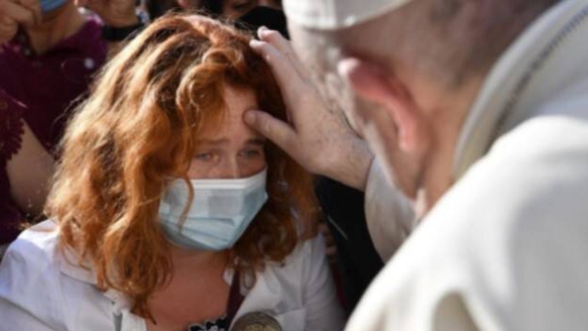 Francisco bendice una peregrina en su segunda audiencia en el Patio de San Dámaso