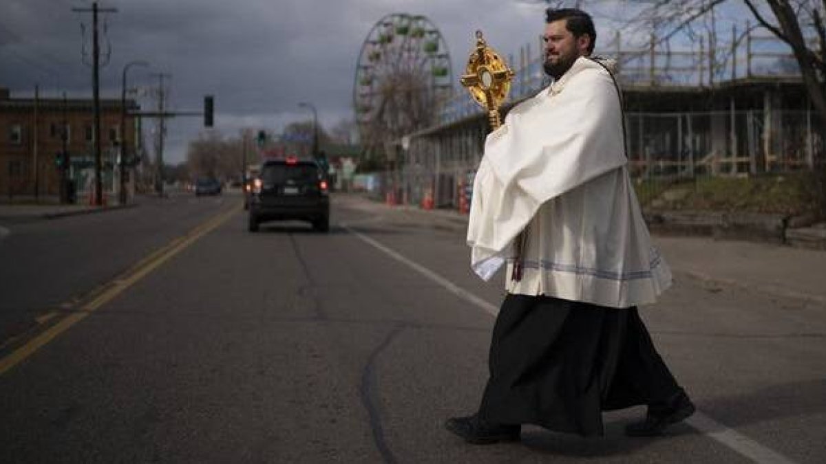 Spencer Howe, sacerdote del norte de Minneápolis, sacaba a principios de abril el Santísimo a las calles - foto de Jeff Wheeler