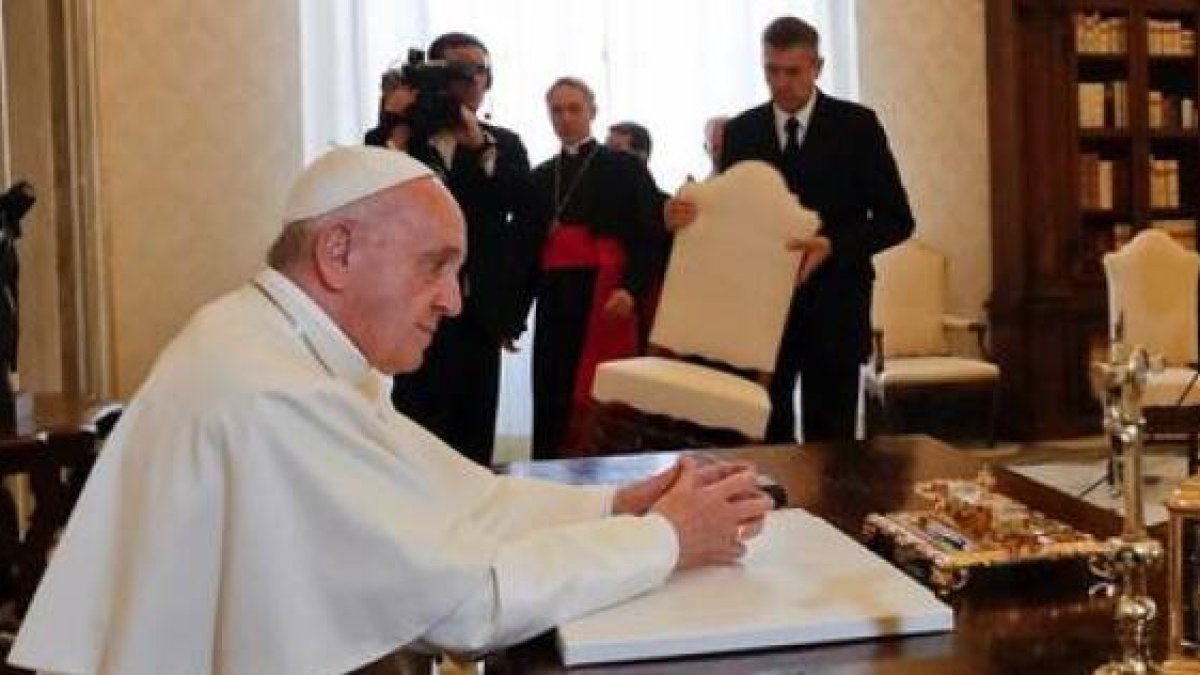 El Papa Francisco en su oficina, durante una entrevista con un dignatario extranjero