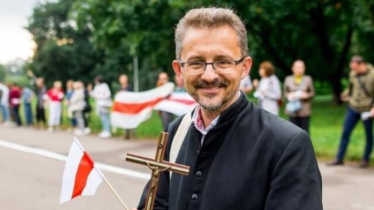 El sacerdote bielorruso Viacheslav Barok, fotografiado al empezar las protestas de verano - ahora el régimen de Lukashenko le ha encarcelado