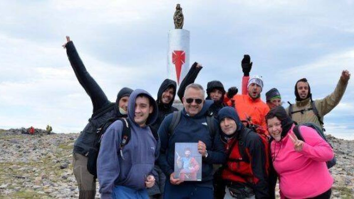 Escaladores contentos en lo alto del Moncayo con la Virgen del Pilar