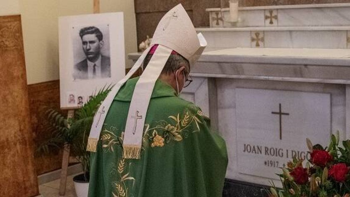 El obispo auxiliar de Barcelona, Antoni Vadell, ante la tumba del mártir Joan Roig en la parroquia de El Masnou