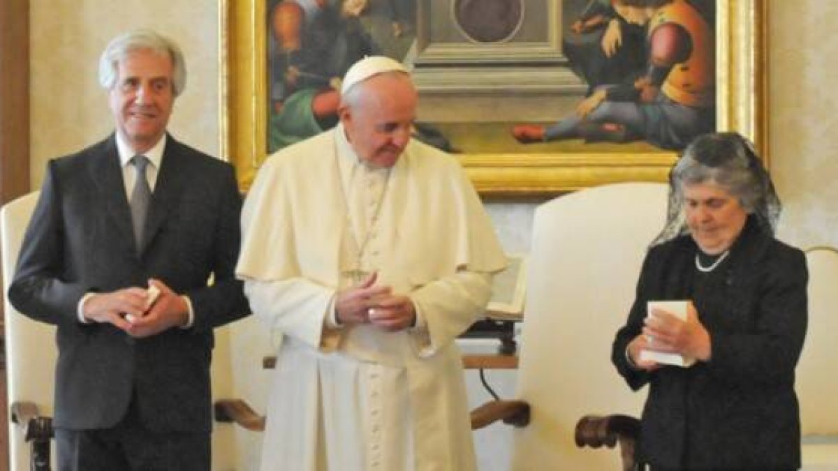 Tabaré Vázquez, como presidente de Uruguay, su esposa -que era muy religiosa- y el Papa Francisco en 2016