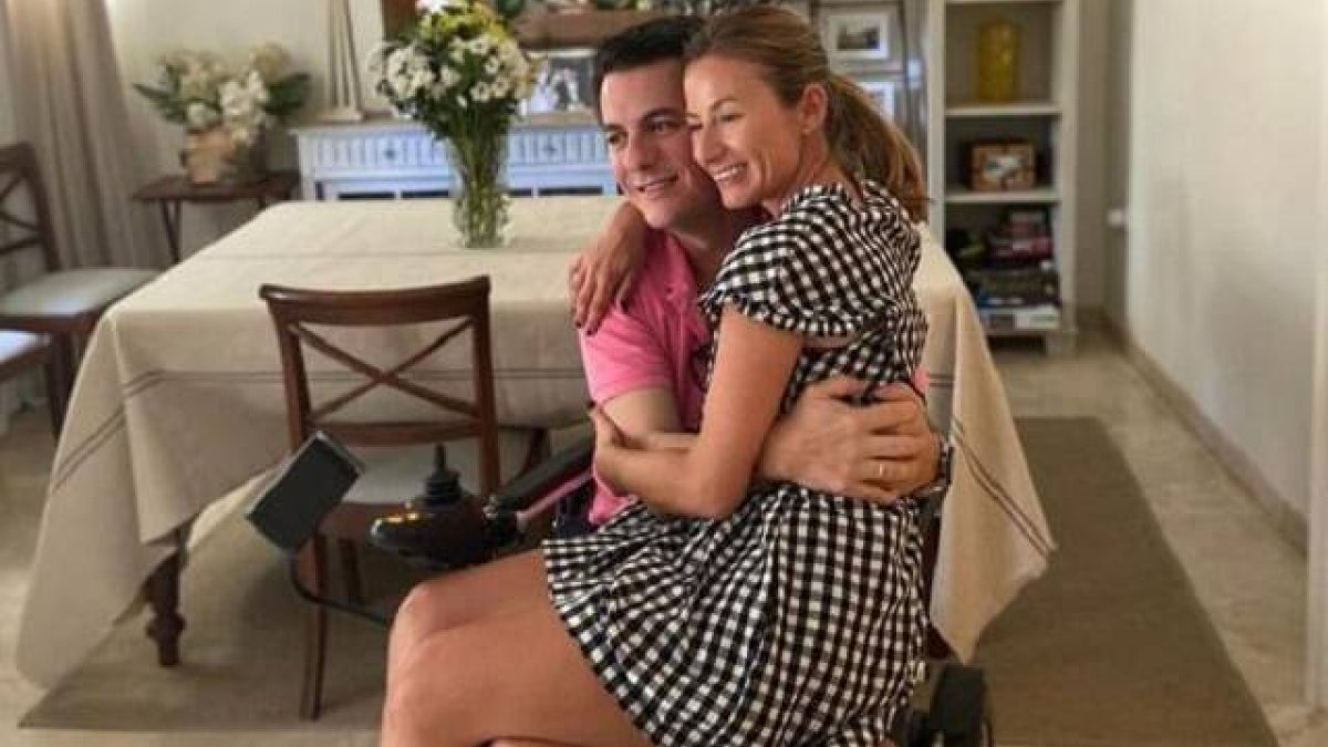 Miguel, ya en silla de ruedas, junto a su mujer Lucía / ABC