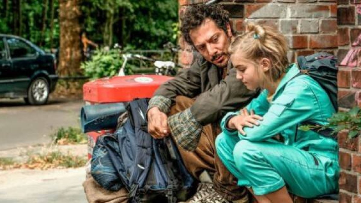 Rocca es una niña alegre y distinta, que transforma a las personas a su alrededor... aunque ella también tiene heridas, y se deja ayuda