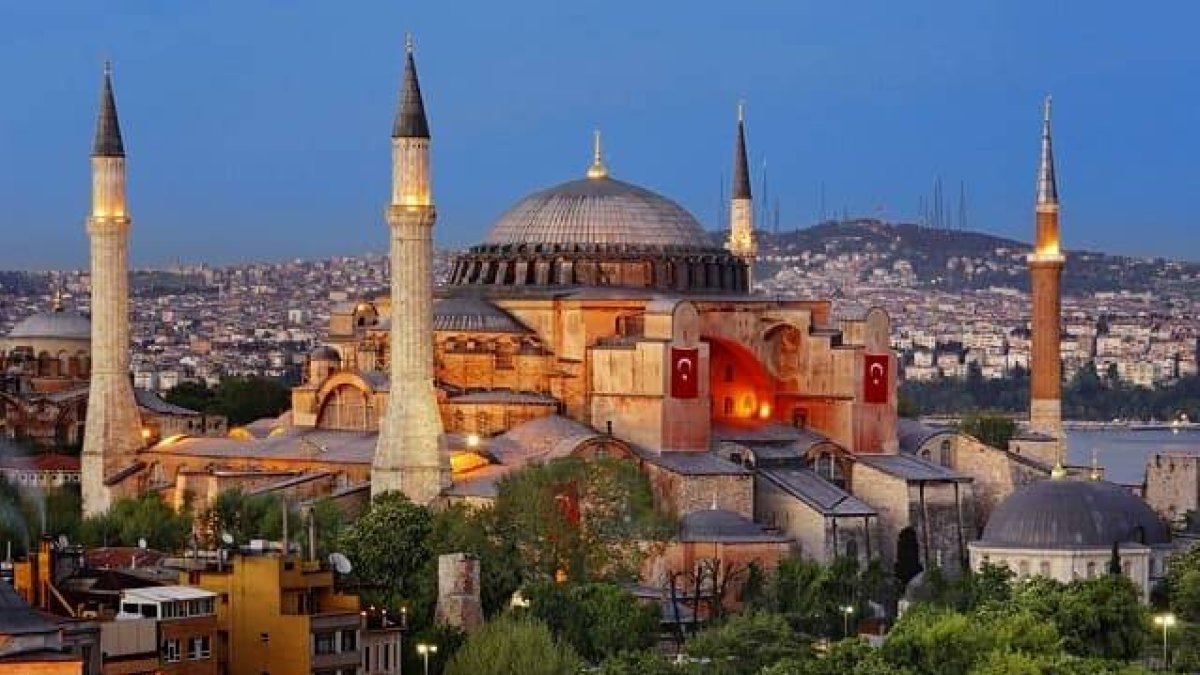 Santa Sofía es en estos momentos un museo, pero los musulmanes quieren convertirlo en una mezquita