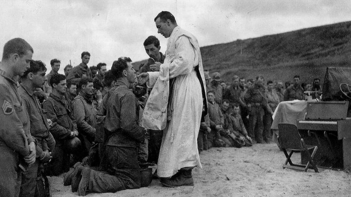 Un capellán estadounidense celebra misa en el frente francés durante la II Guerra Mundial