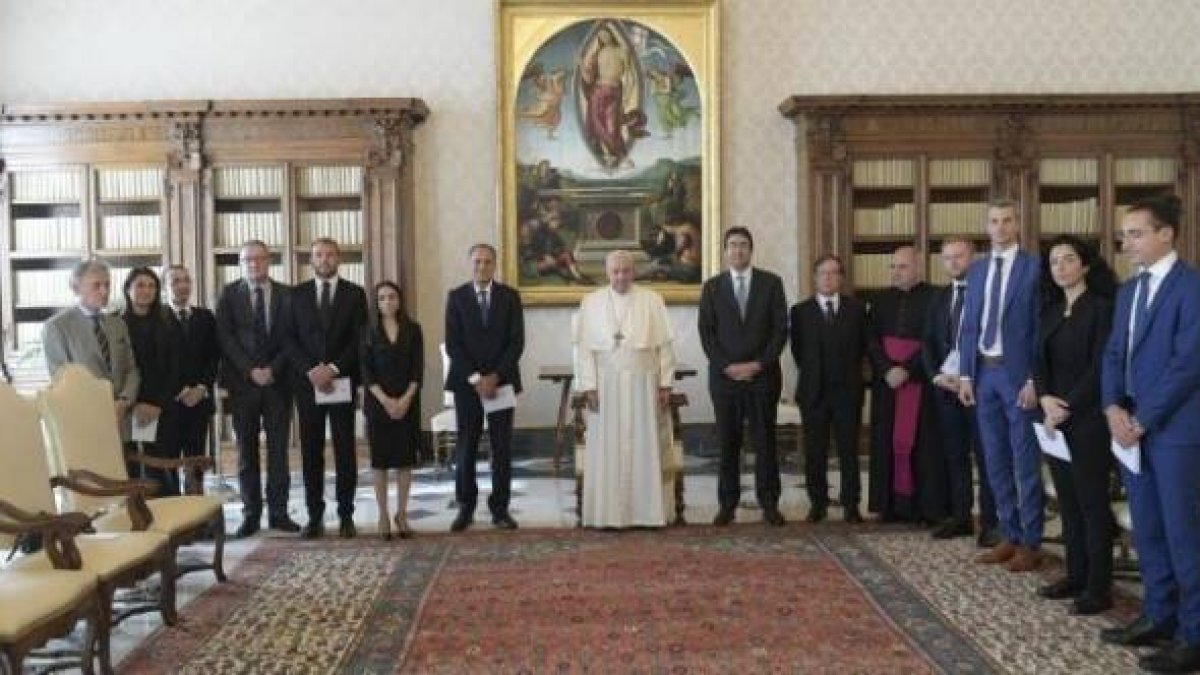 Los expertos de Moneyval contra el blanqueo de capitales con el Papa Francisco, que habló contra el fetichismo del dinero