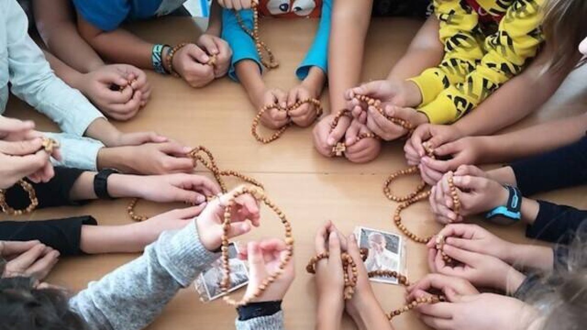 El objetivo es que un millón de niños recen el rosario en un mismo día - Ayuda a la Iglesia necesitada lo impulsa