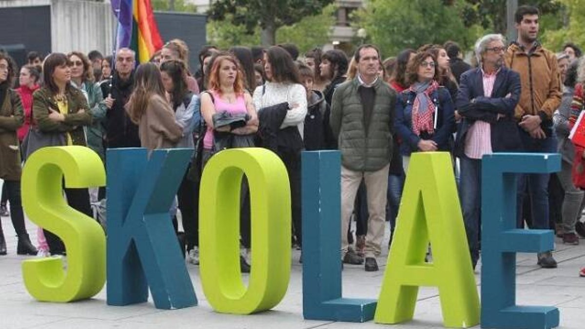 Manifestación a favor del sistema Skolae de adoctrinamiento de género, sin que falte su bandera de la ideología LGBTI