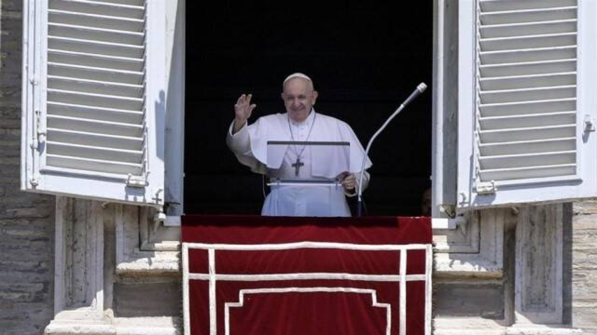 Predicando sobre la Asunción de María, el Papa dice que su paso al Cielo deja pequeño el paso del hombre en la Luna