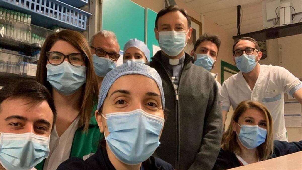 El padre Nunzio Corrao es el encargado de la pastoral relacionada con los trabajadores y personal del Hospital Gemelli de Roma / Avvenire