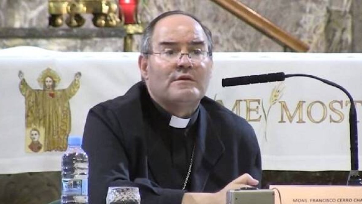 El obispo Francisco Cerro en una predicación sobre el Sagrado Corazón, espiritualidad que conoce bien