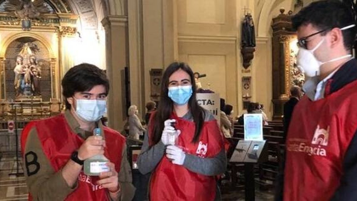 Voluntarios de orden en la parroquia de Santa Engracia en Zaragoza - vuelve la antigua función del ostiario