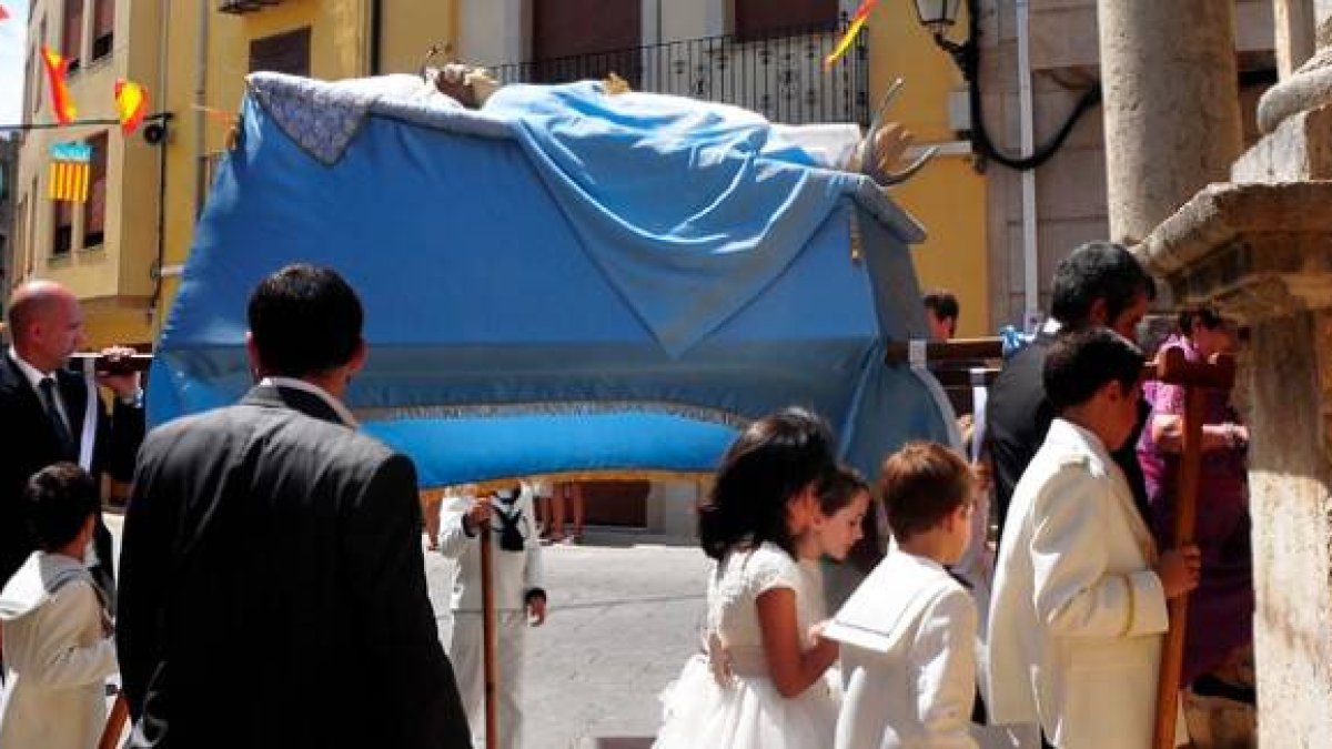 Esta imagen tan habitual en España -procesiones populares que sacan la Virgen de la Asunción a las calles - no se va a ver en muchas poblaciones por el coronavirus
