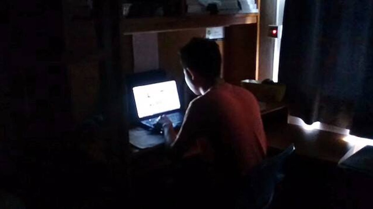 La soledad es más una consecuencia que una causa del consumo compulsivo de pornografía. Según los expertos, distorsiona completamente las expectativas sobre las relaciones personales.