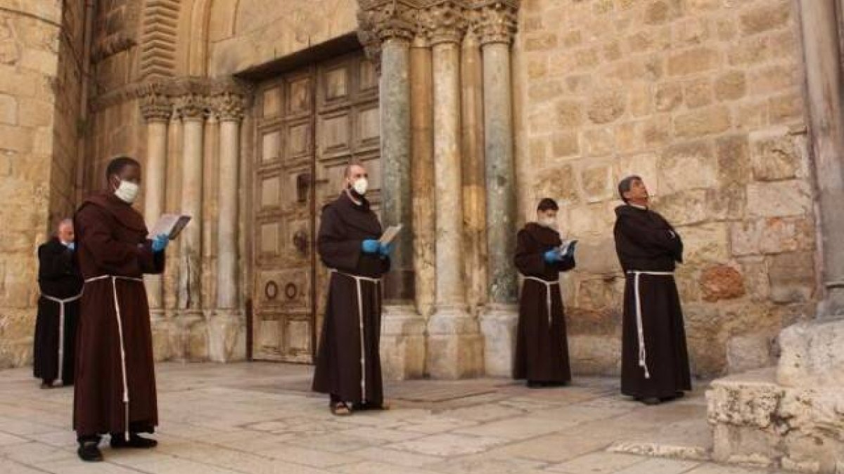 Franciscanos rezan en Tierra Santa con mascarillas y distancia por el coronavirus - casi sin peregrinos, los cristianos del país sufren especialmente