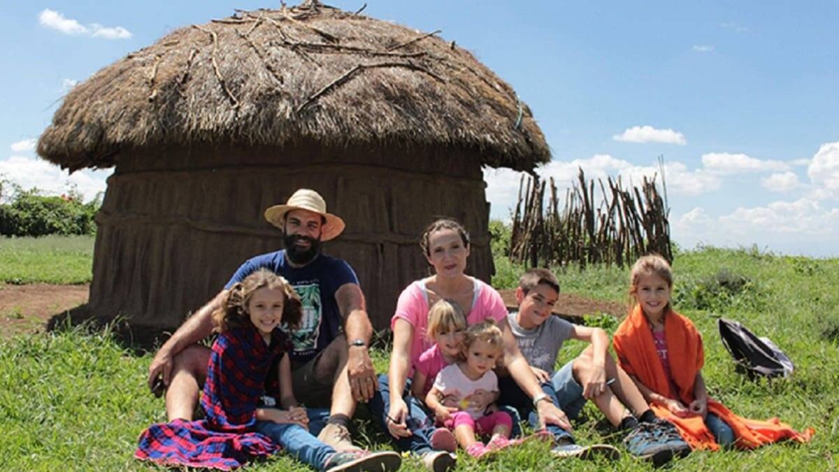 Juan Pablo y María son junto a sus cinco hijos, y otro en camino, una familia en misión en Tanzania.