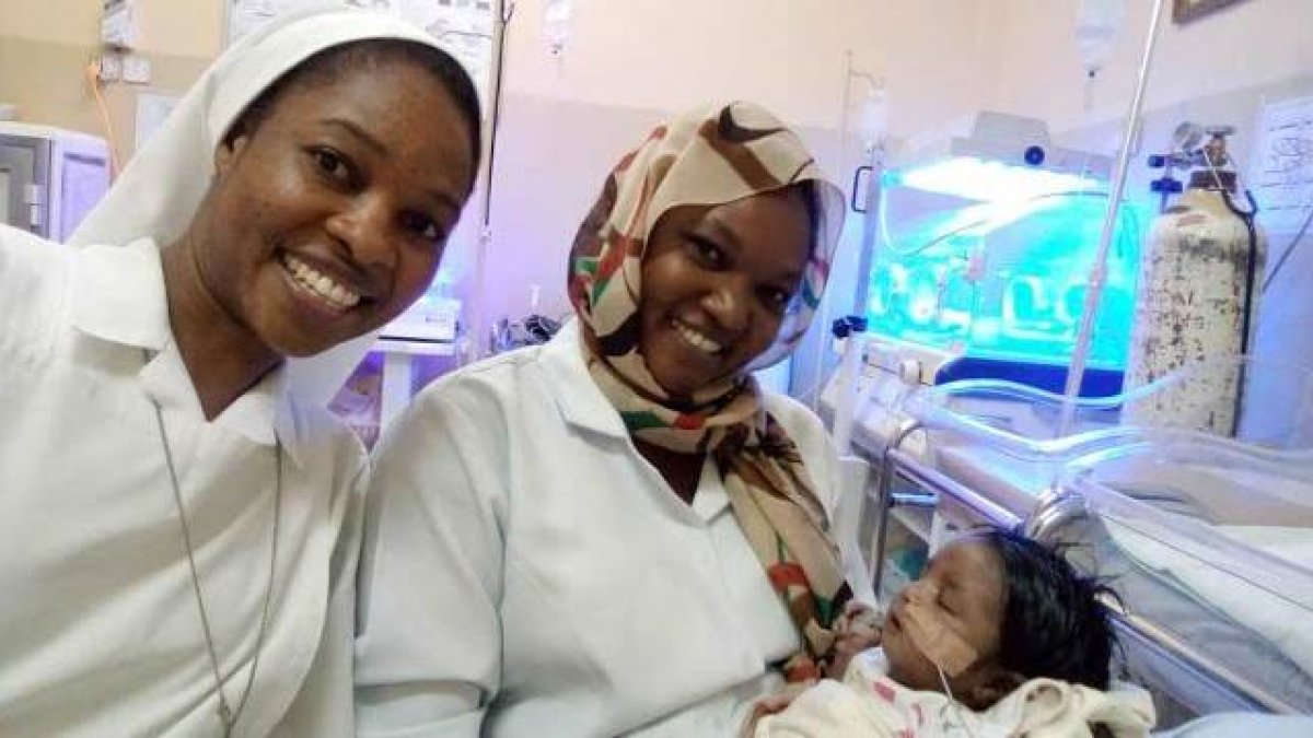 Albertina Marcelino, religiosa comboniana de Mozambique, en la maternidad de las combonianas en Jartum, Sudán... la mujer africana transformando África, una intuición de San Daniel Comboni