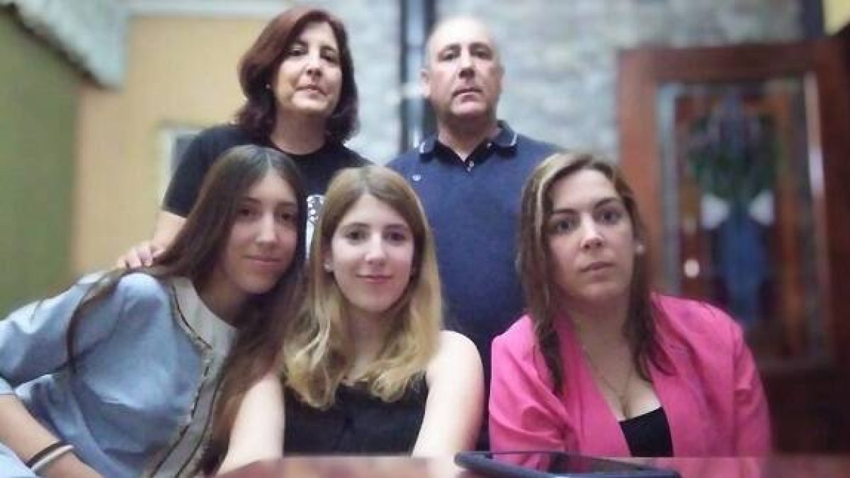 Antonio Fernández y Josefa Dueñas, con sus tres hijas, conforman una familia cristiana en Córdoba / Diócesis de Córdoba