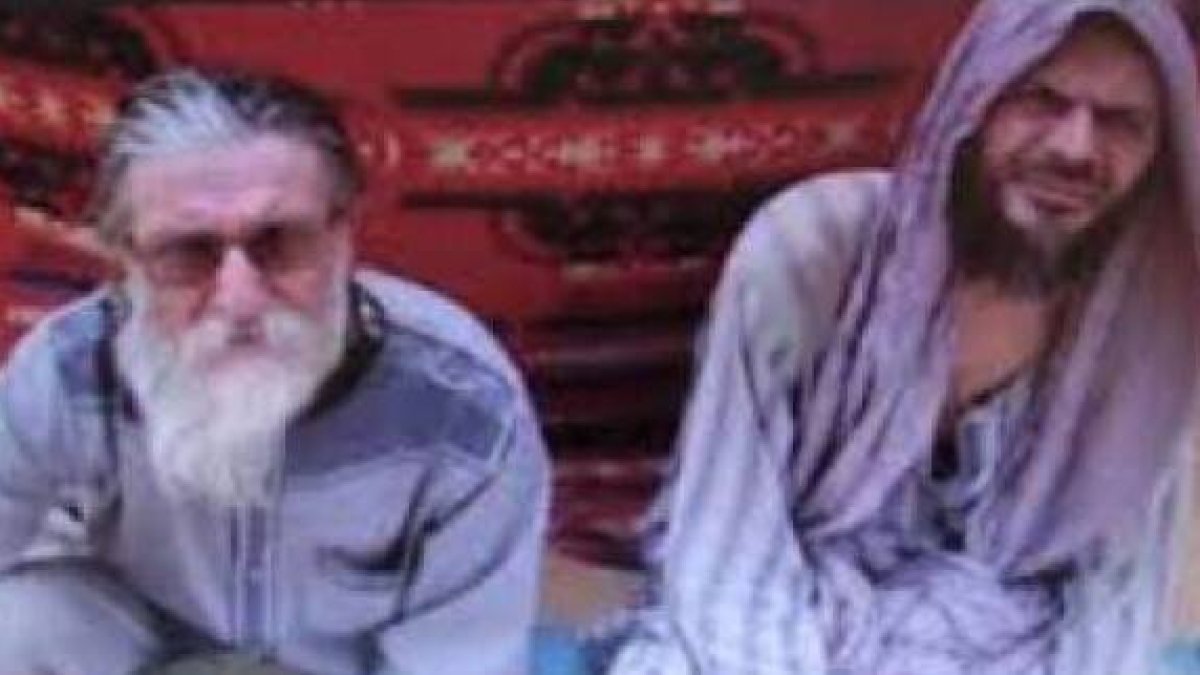 El padre Maccalli en un vídeo difundido en marzo, junto con otro secuestrado, un ingeniero italiano en manos yihadistas
