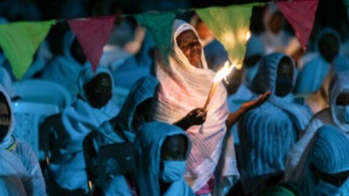 Oración de cristianos por la paz en la catedral Medhane Alem de Addis Abeba... una guerra puede destrozar a toda Etiopía y arrastrar a su vecinos
