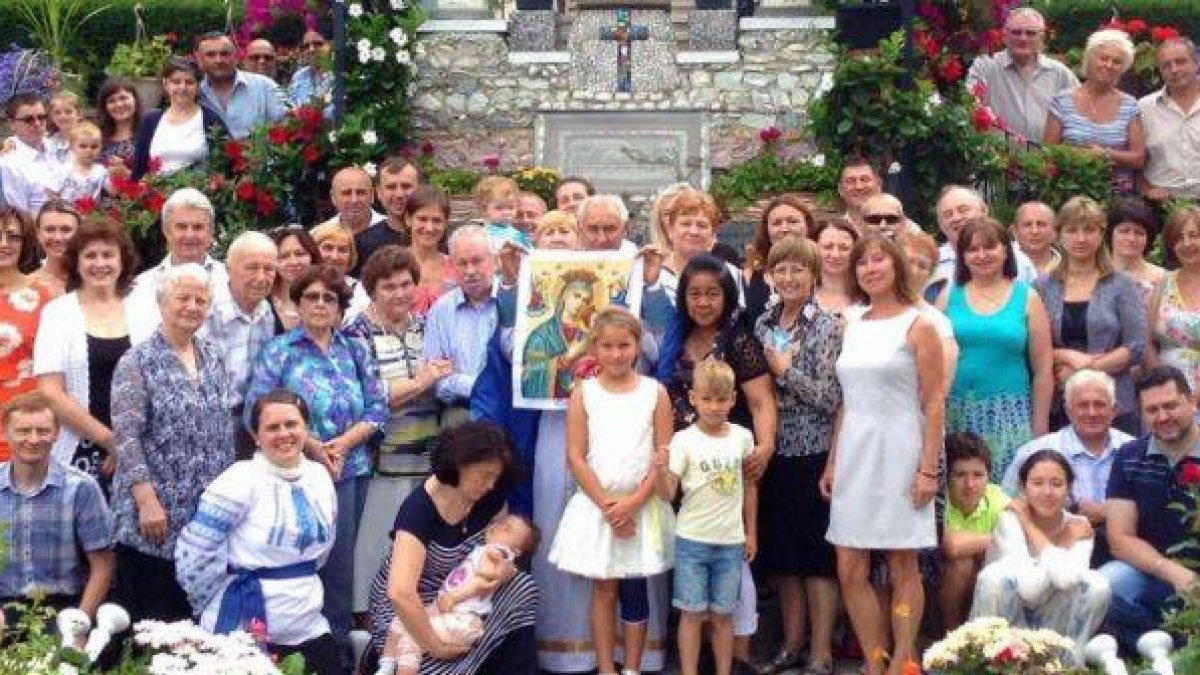 Devotos de la Virgen en el nuevo Santuario Mariano de la Gratitud, cerca de Toronto, junto a un convento de padres basilianos