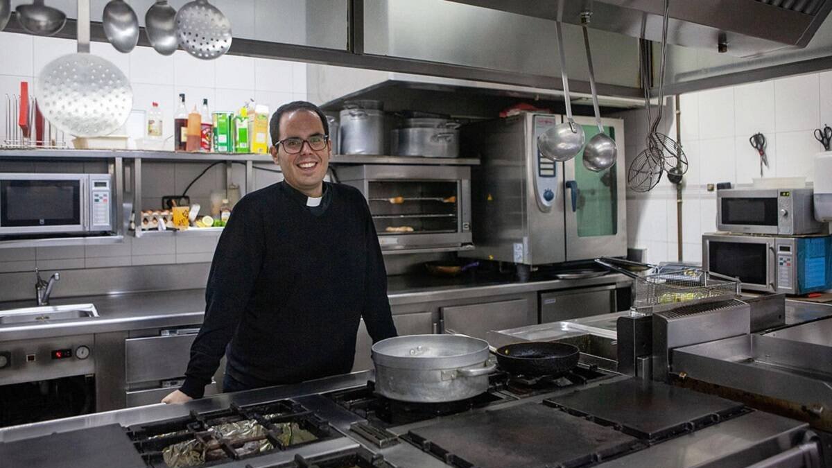 Yon soñaba con ser cocinero, pero finalmente no alimentará el cuerpo sino el alma de sus vecinos / Aleteia