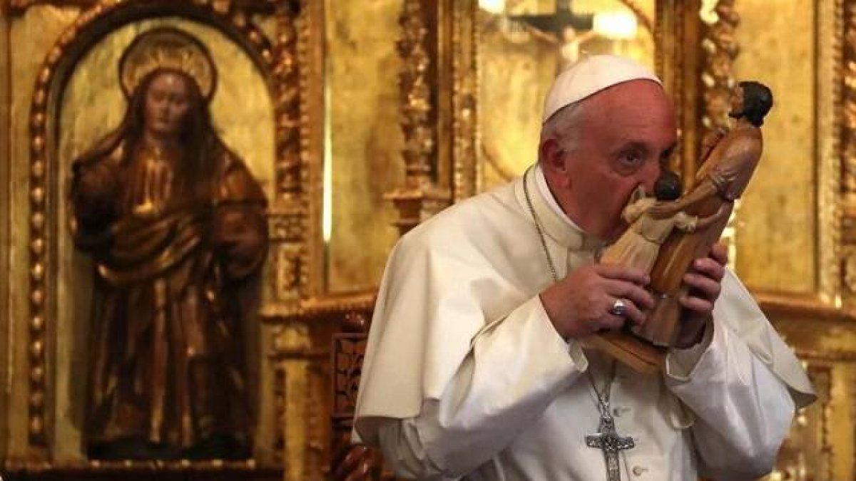 El Papa Francisco es un gran devoto de la figura de San José. En la imagen besa una imagen de José y el Niño Jesús