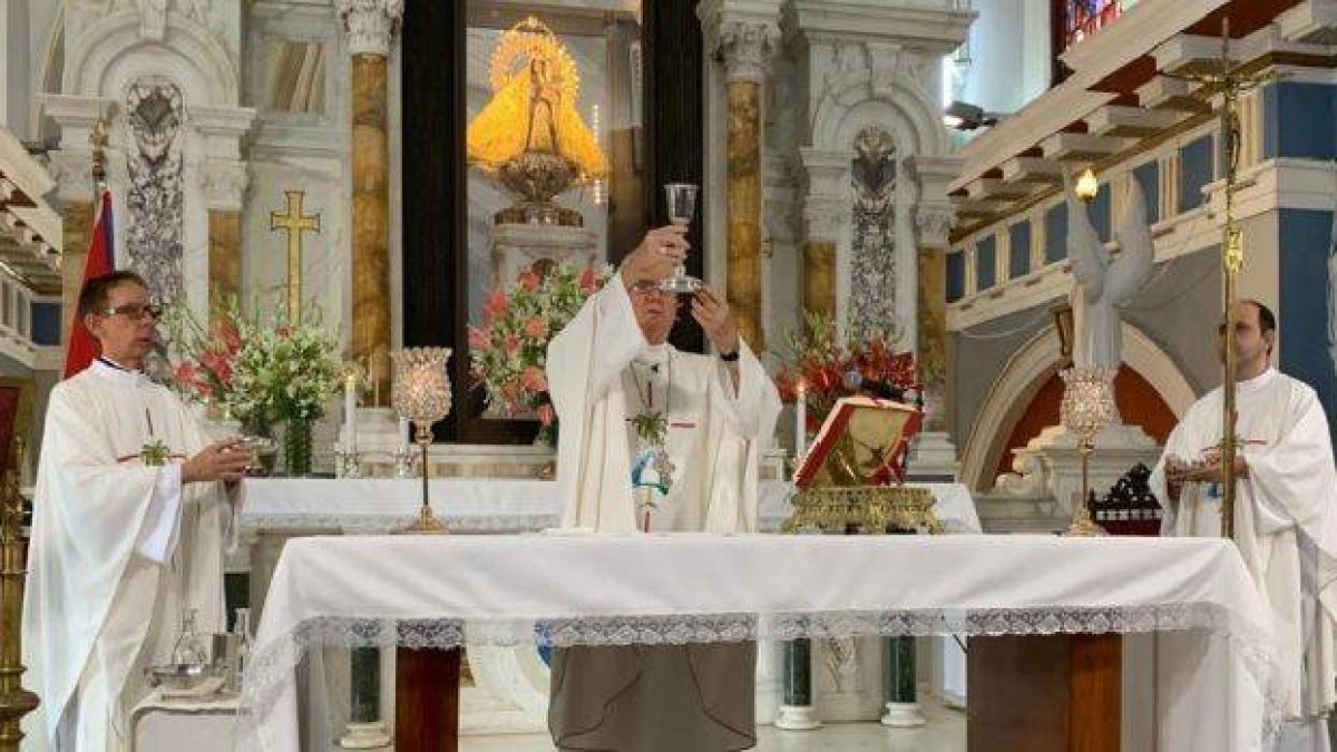 El arzobispo Dionisio en la primera misa de la Virgen de la Caridad de El Cobre retransmitida por los medios del régimen cubano