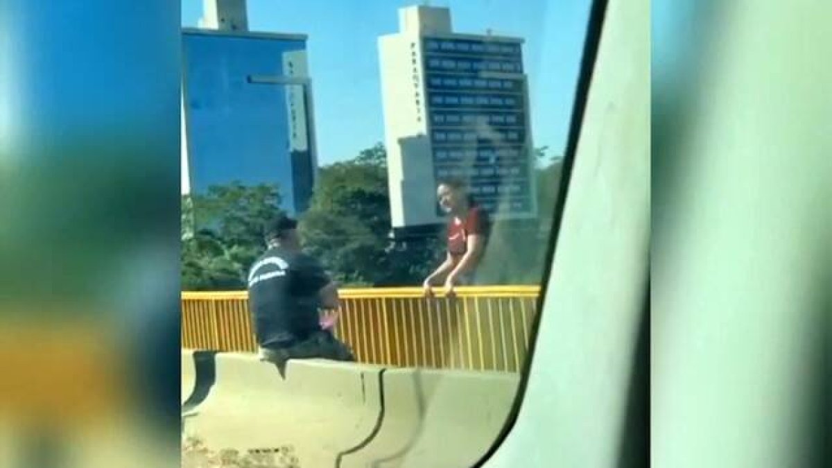 Un momento de la conversación entre el suboficial inspector Ozorio y la mujer.