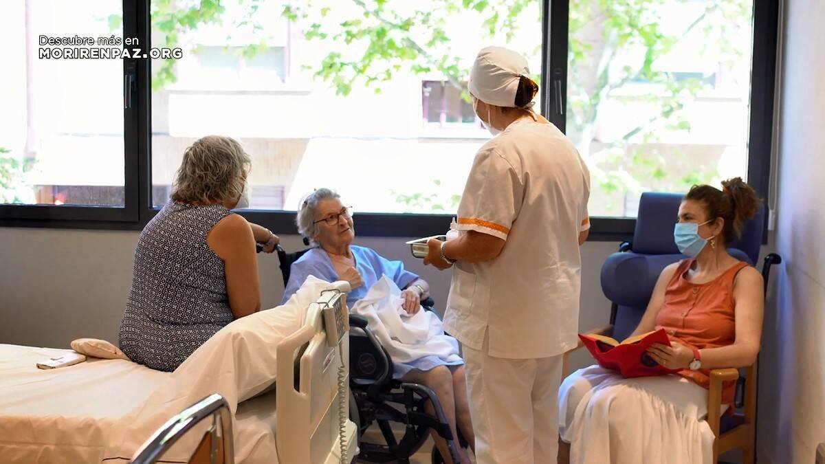 Cada año 80.000 pacientes en España mueren sin haber tenido acceso a cuidados paliativos. Ésta es la verdadera necesidad social, no la eutanasia. Imagen: fotograma del documental «Morir en paz».