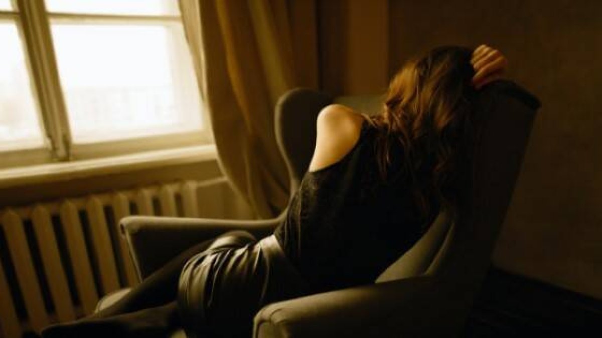 La protagonista del testimonio miraba la ventana y consideraba atractivo saltar - foto de Dmitry Schemelev en Unsplash