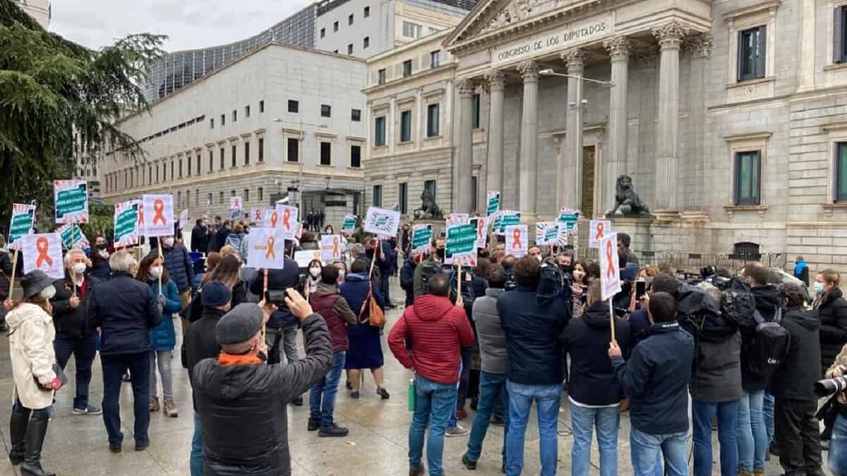 Además de la recogida masiva de firmas han comenzado las movilizaciones y concentraciones contra esta ley, como esta frente al Congreso