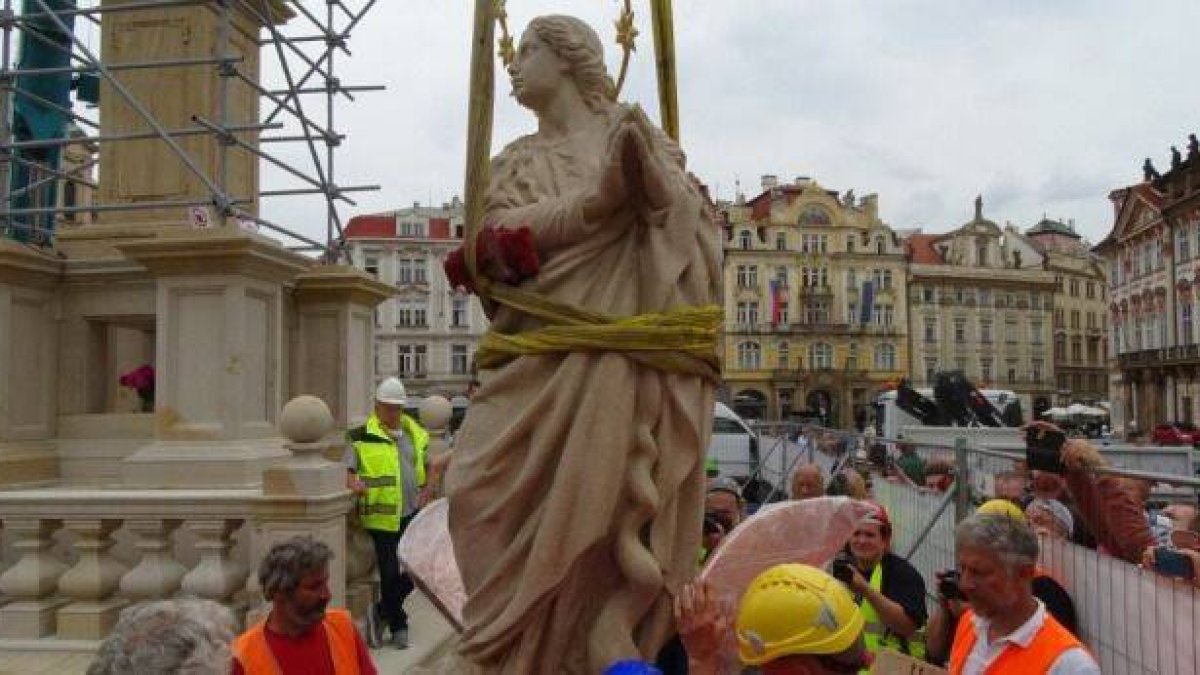 La nueva estatua de la Virgen María sobre una columna en la Plaza de la Ciudad Vieja de Praga