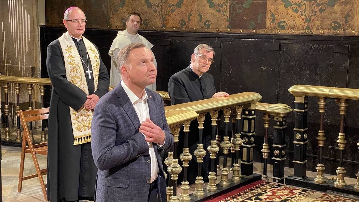 Duda, arrodillado mientras rezaba a la Virgen de Czestochowa tras ser reelegido presidente