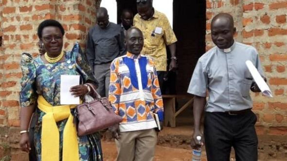 El párroco Moses Apangu con la ministra de Interior del norte de Uganda y el señor Adiga, presidente regional, en una foto anterior a las apariciones