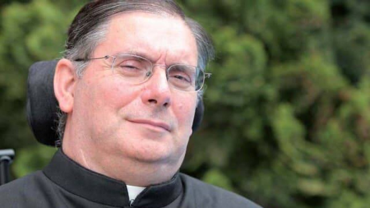 Siendo ya sacerdote, en 1991, Luis de Moya se durmió al volante y sufrió un accidente que le dejó tetrapléjico / Foto- UNAV