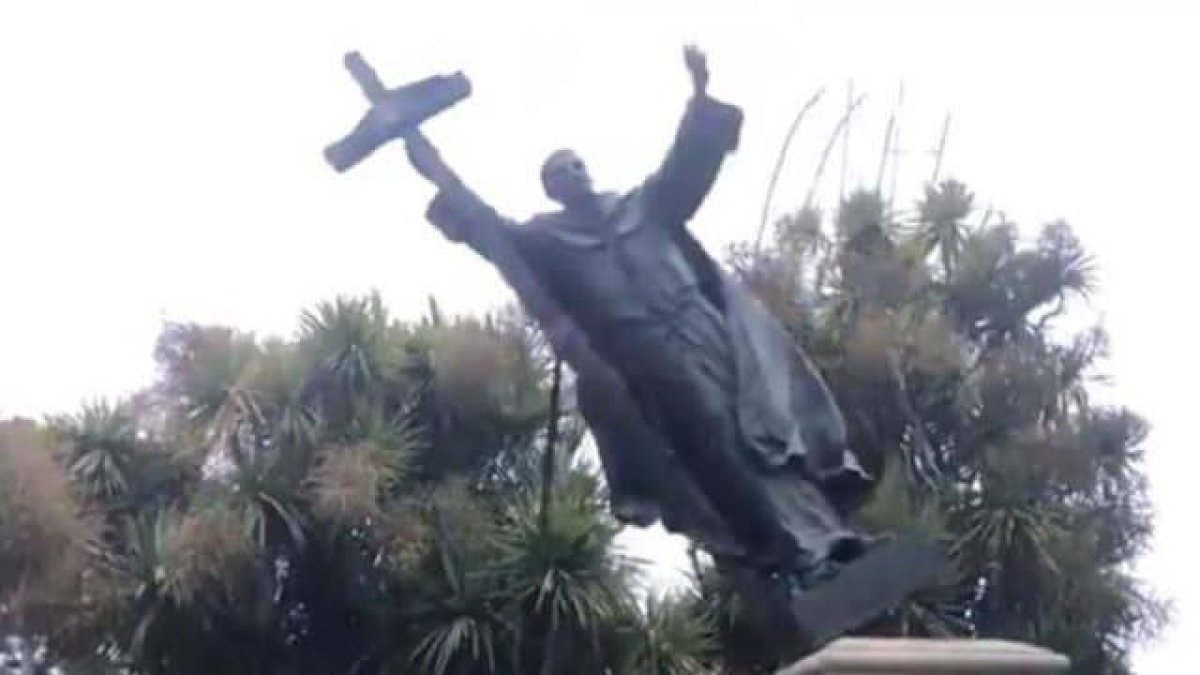 La imagen del derribo por parte de los extremistas de la estatua en honor a San Junípero Serra ha dado la vuelta al mundo