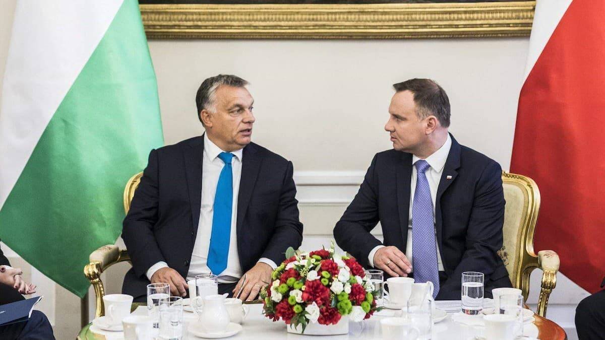 Viktor Orban (izquierda), primer ministro húngaro entre y 1998 y 2002 y luego desde 2010, junto a Andrzej Duda, presidente polaco desde 2015, recientemente reelegido, en un encuentro bilateral.