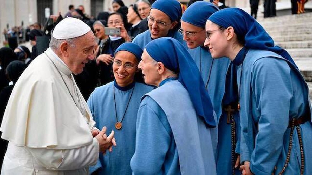 Francisco, junto a algunas religiosas en la Plaza de San Pedro. Foto: Vatican Media.