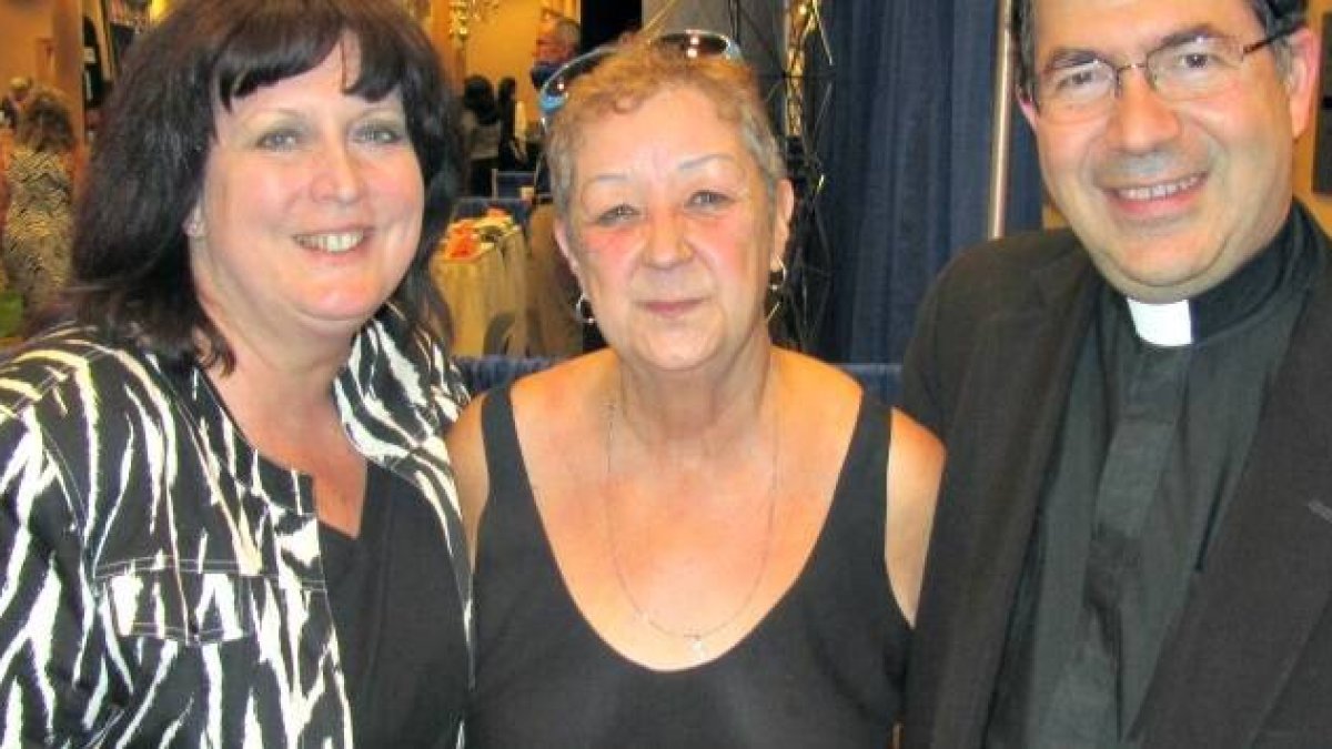 Norma MacCorvey flanqueada por el padre Frank Pavone -su confesor por dos décadas- y su asociada Janet Morana, de Sacerdotes por la Vida