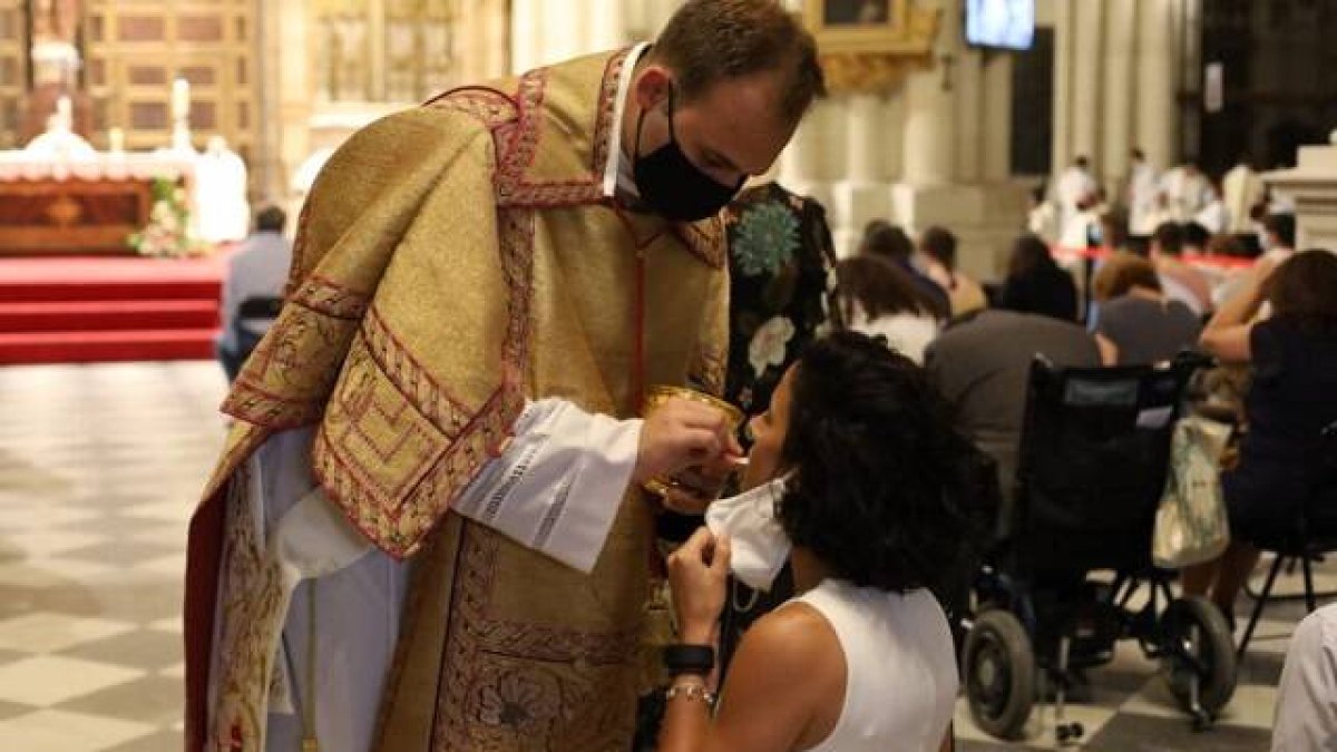 Marcos Luchoro dando la comunión a un familiar el día de su ordenación diaconal / Archidiócesis de Toledo